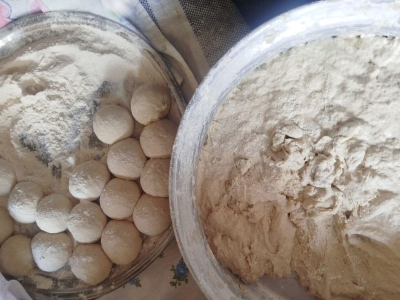 پخت ۵ هزار قرص نان محلی در کارزین برای حمایت از رزمندگان
